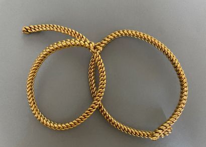 null Lot of two broken chains in yellow gold.

Gold debris.

Total weight : 116 ...