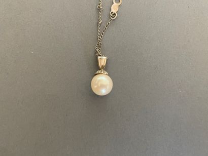 Cultured pearl pendant, bélière and chain...