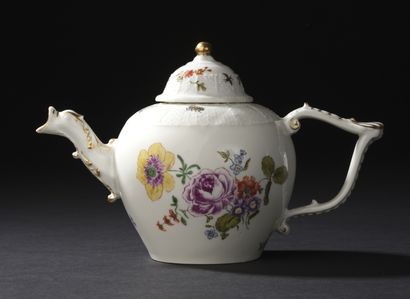  MEISSEN 
Boite à thé couverte en porcelaine de forme balustre à décor polychrome...
