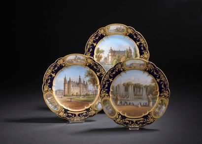  Sèvres 
Trois assiettes en porcelaine à bord contourné à décor polychrome des vues...