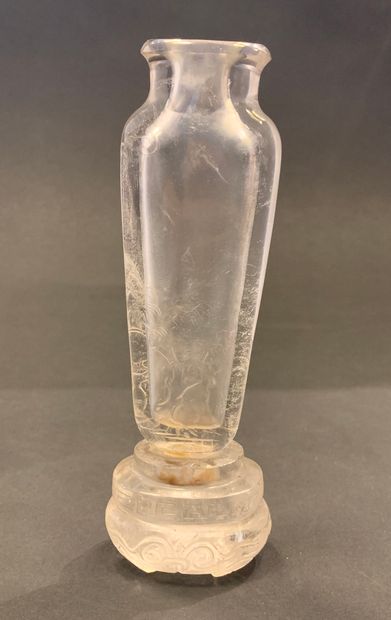  CHINE - XVIIIe siècle 
Vase en cristal de roche, de forme aplatie à décor sculpté...