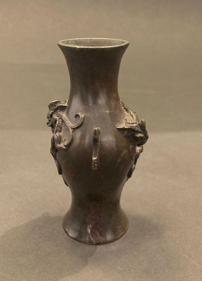 CHINE - XIXe siècle 
Petit vase en bronze...