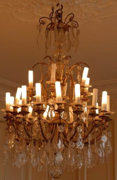 null Important gilded metal chandelier, with 24 lights on two rows and decorated...