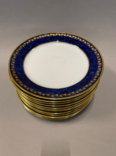  Sèvres 
Ensemble de douze assiettes en porcelaine à décor en or d'une frise de lierre...