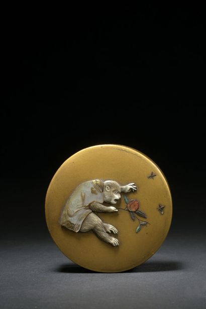 null JAPAN - MEIJI period (1868 - 1912)

Round box in gold lacquer decorated on the...