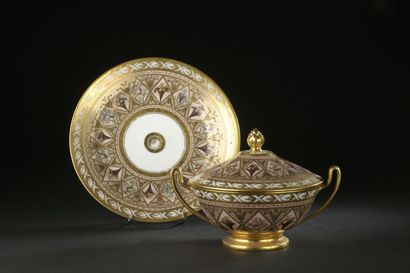 null Paris

Round covered bowl and its circular tray in porcelain with polychrome...