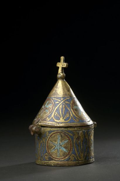 null Pyxis in gilded copper and Champlevé enamel.

Limoges, second half of the 13th...