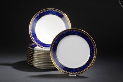  Sèvres 
Ensemble de douze assiettes en porcelaine à décor en or d'une frise de lierre...