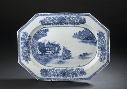  Chine 
Plat rectangulaire à pans coupés en porcelaine à décor en camaïeu bleu de...