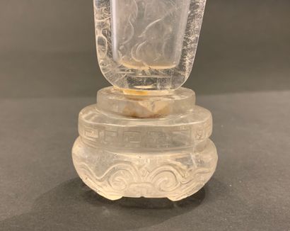  CHINE - XVIIIe siècle 
Vase en cristal de roche, de forme aplatie à décor sculpté...