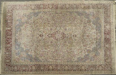 null Large Persian carpet Kirman wool

Small central medallion in the form of a rhombus

Field...