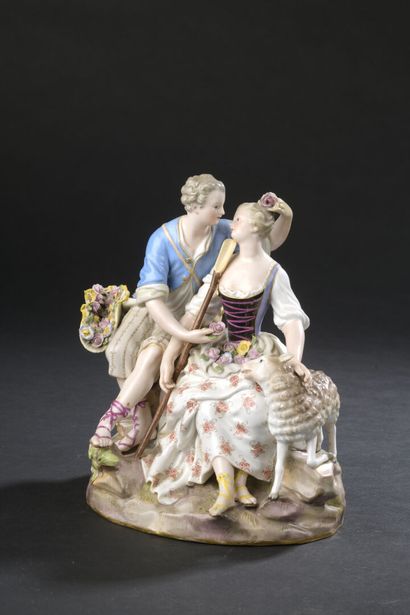  Meissen 
Groupe à deux figures en porcelaine représentant un couple de bergers assis...