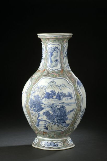 CHINE - XIXe siècle 
Vase de forme quadrilobée...