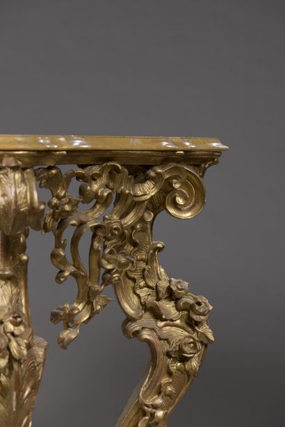 null Table console en bois doré à décor ajouré de rinceaux de feuillages et fleurs,...