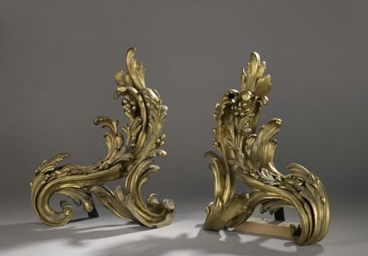 null Pair of ormolu and chiseled chenets with foliage scrolls.

H : 50 L : 35 cm