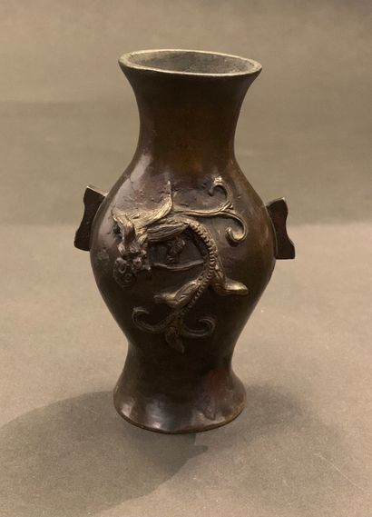  CHINE - XIXe siècle 
Petit vase en bronze à décor en relief sur la panse d'un dragon...