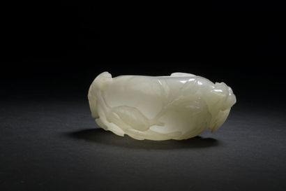 null CHINA - 19th century

Nephrite celadon brush carved in relief with a cicada...