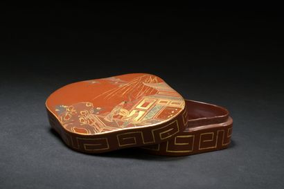  CHINE - XXe siècle 
Petite boite en laque rouge et or à décor d'une femme et son...
