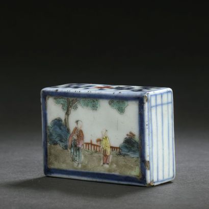  CHINE - XVIIIe siècle 
Compte goutte rectangulaire en forme de livre en porcelaine...