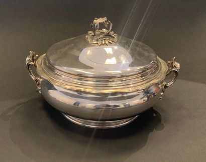 Round covered vegetable dish in silver 
edge....