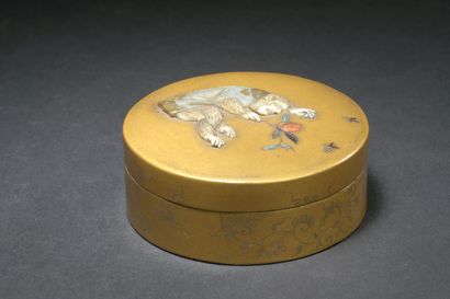  JAPON - Epoque MEIJI (1868 - 1912) 
Boite ronde en laque or à décor sur le couvercle...