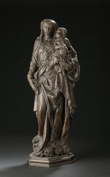Vierge à l'Enfant en chêne sculpté patiné....