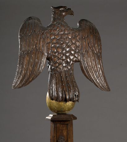 null Important lutrin représentant un aigle sur une sphère dorée en bois naturel...