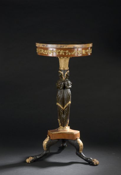 
Pedestal table in mahogany veneer and carved...