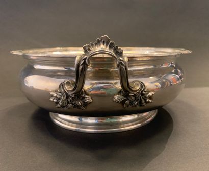 null Round covered vegetable dish in silver

edge. The two handles and the catch...
