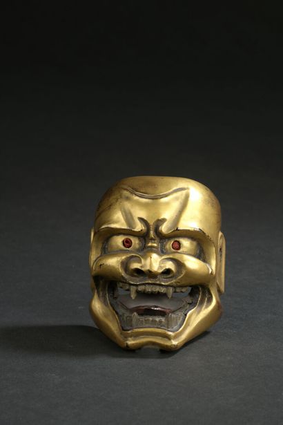 null JAPAN - MEIJI period (1868 - 1912)

Two small decorative masks in gold and red...