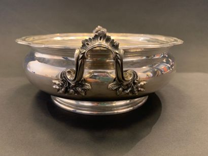 null Round covered vegetable dish in silver

edge. The two handles and the catch...