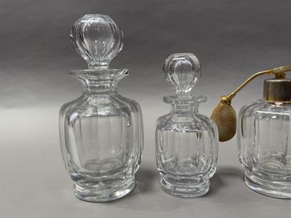 null 
BACCARAT

Set of crystal toiletries including: a spray bottle, two bottles...