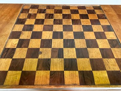 null Game table in veneer, the tray with checkerboard unfolding.

Provincial work...