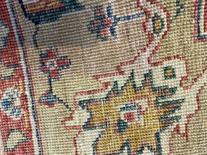 null Tapis en laine à décor de fleurs stylisées, 

Turquie, travail moderne.

228...