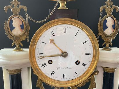 null Portico clock in marble and gilt bronze with two medallions of profiles in the...
