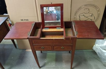 null Lady's dressing table in rosewood veneer, the tray discovering two flaps, sheath...