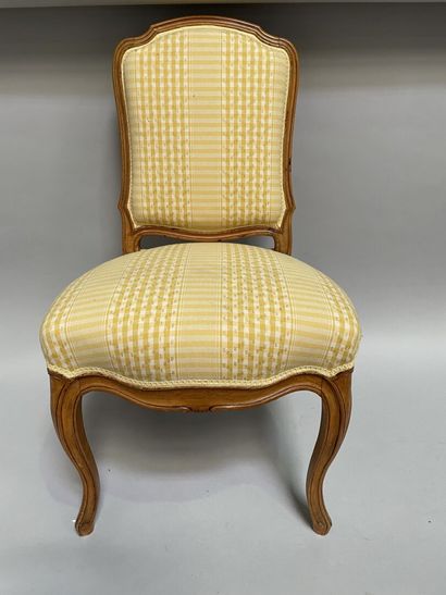 null Molded wood chair with cambered legs.

Louis XV style

90 x 50 x 45 cm