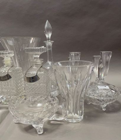 null 
Lot de vases, carafes, bougeoirs, coupe rectangulaire, bonnbonnière en verre...