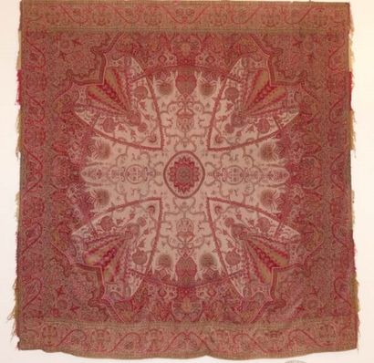 null Châle en laine à fond rouge à décor de rosace. 

Inde, XIXe siècle. 

176 x184...