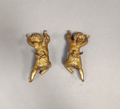 null Two cherubs in bronze, elements of furniture. 

Pierced in the lower and upper...