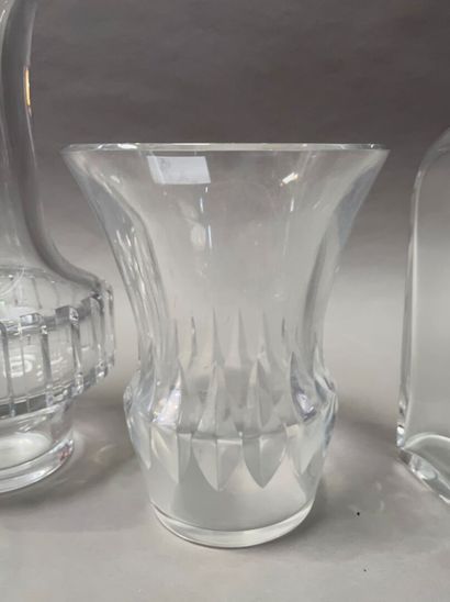 null 
BACCARAT

Vase tulipe (18 cm), vase à long col (26 cm), carafe (29,5 cm) et...