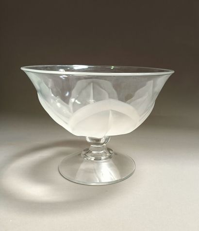 DURAND crystal cup on footouche. 
Good condition,...