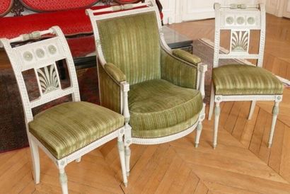 null Bergère et deux chaises en bois sculpté de

frises, relaqué blanc et rechampi...