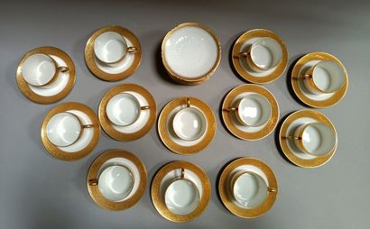 null Service à thé en porcelaine à décor doré comprenant 12 tasses et leurs sous-tasses....