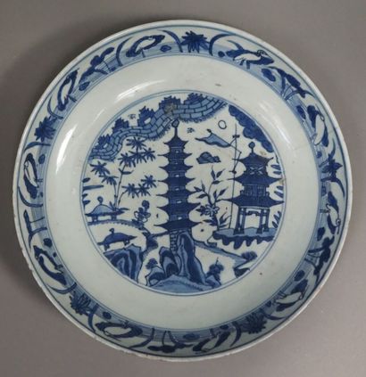 null Jatte en porcelaine à décor en camaïeux bleu de pagodes. 

Chine, XIXe siècle.

Fêles....