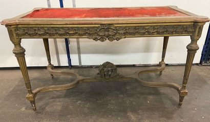 null Middle table in gilded wood and carved with laurel leaves, ribbon bows, pearl...