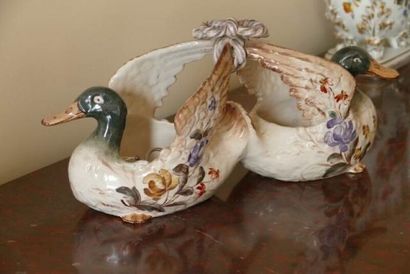 null Double cup in fine earthenware formed of two ducks, the wings joined together...