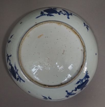 null Jatte en porcelaine à décor en camaïeux bleu de pagodes. 

Chine, XIXe siècle.

Fêles....