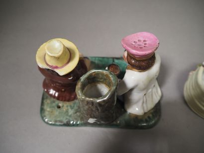 null Salière et poivrière en porcelaine figurant deux personnages assis. 

H. 8 cm

Accidents...