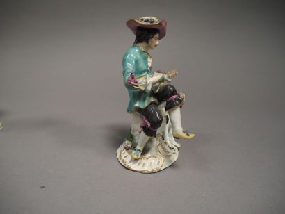 null Élégant assis avec un chien en porcelaine de Saxe.

XVIIIe siècle.

H. : 16,5...